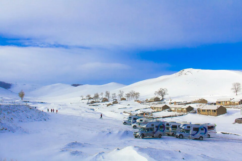 踏雪前行，房车也能雪地越野