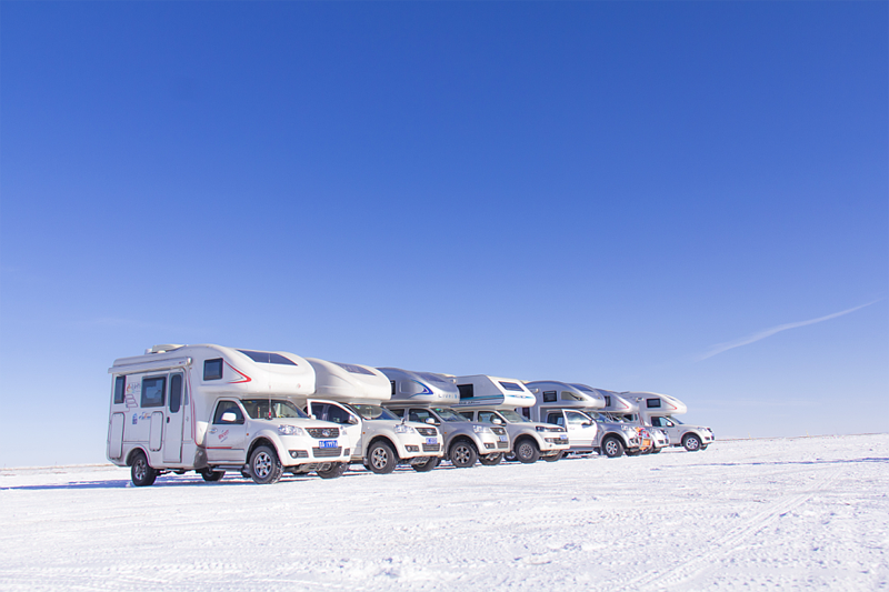 踏雪前行，房车也能雪地越野