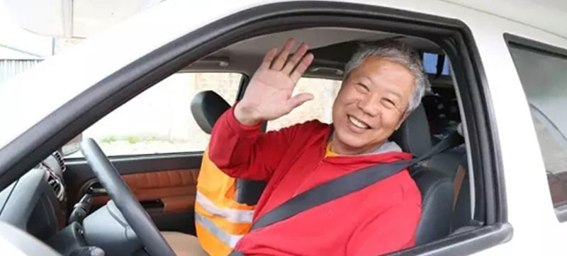 68岁老人张志武再驾览众C4房车环欧洲